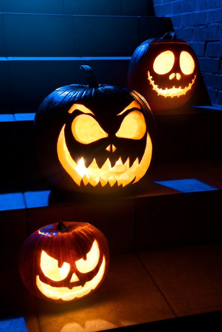 Photo gratuit citrouilles d'halloween effrayantes dans les escaliers