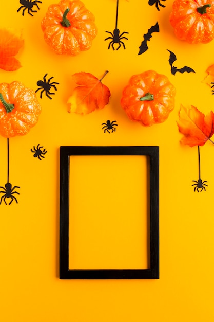 Citrouilles d'Halloween avec feuilles et cadre de maquette