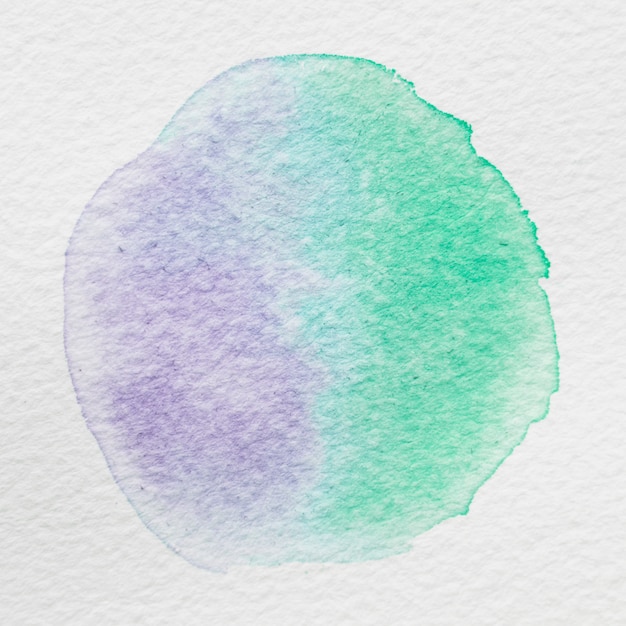 Éclaboussure d&#39;aquarelle sur papier blanc