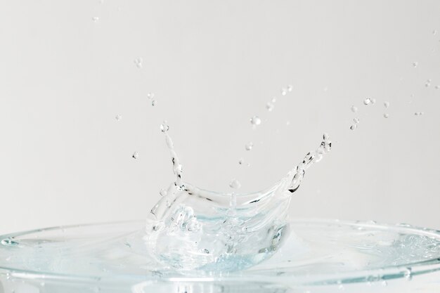 Éclaboussure d'eau sur le fond d'écran en verre