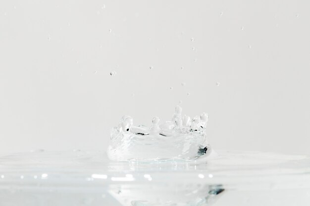 Éclaboussure d'eau sur le fond de verre