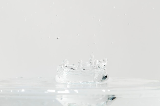 Éclaboussure d'eau sur le fond de verre