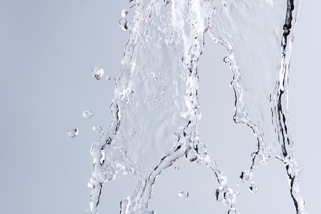 Éclaboussures de fond d'eau douce, texture liquide en gris