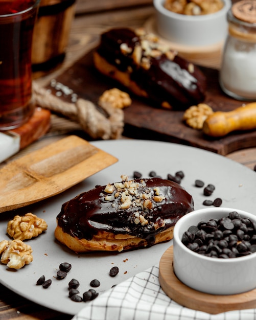 Éclair au chocolat enrobé de chocolat et de noix râpées