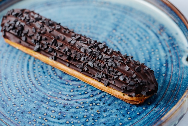 Éclair long garni de pépites de chocolat