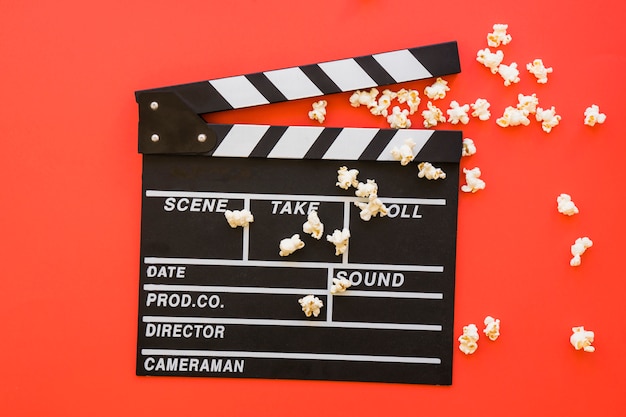 Photo gratuite clapetboard avec du pop-corn