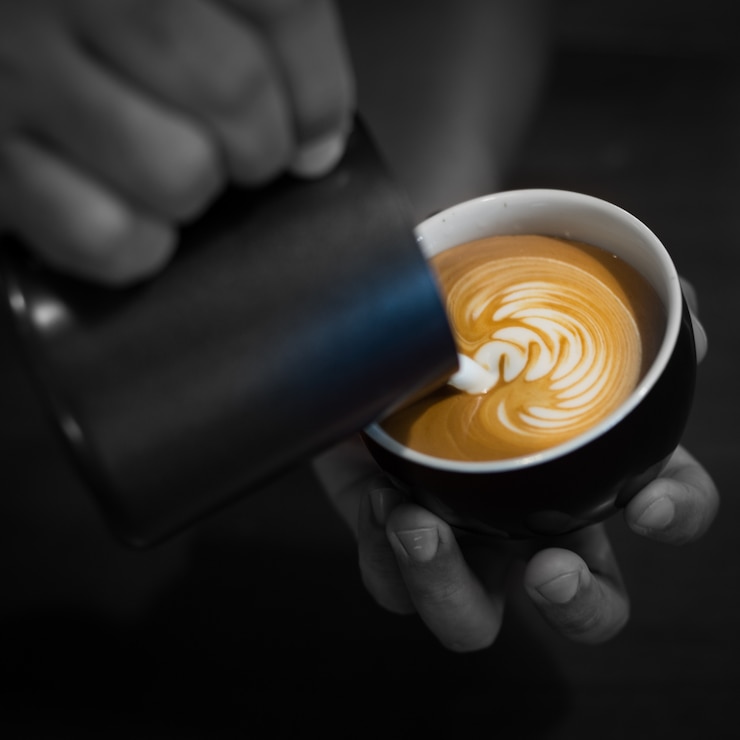 Photo gratuit classe couleur café au lait présente barista