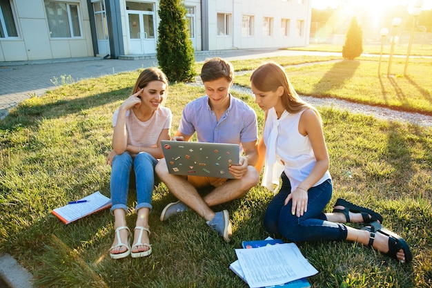 Classmate, éducation et concept d&#39;adolescent. Adolescents étudiants sympathiques avec ordinateur portable