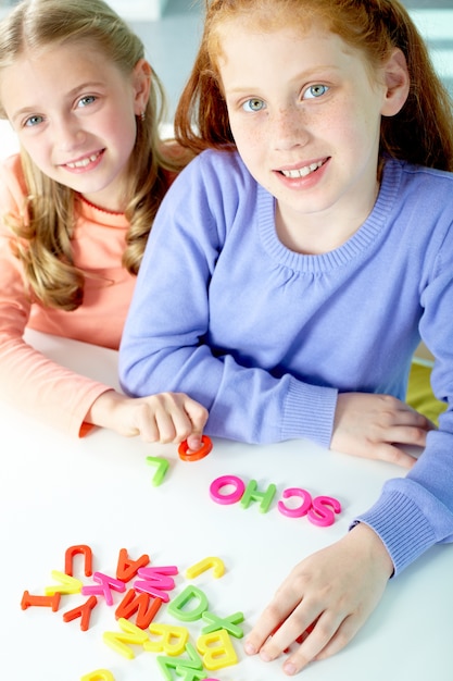 Classmates jouant avec les lettres colorées