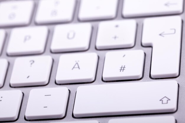 Clavier en aluminium blanc en gros plan. Technologie et communication