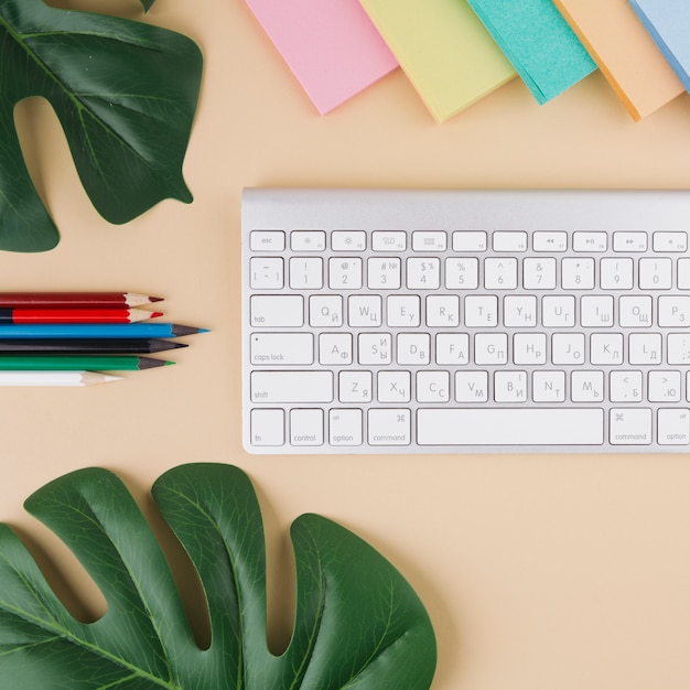 Clavier Avec Des Autocollants Et Des Crayons Sur La Table