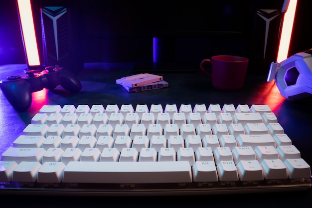Photo gratuite clavier blanc grand angle sur le bureau