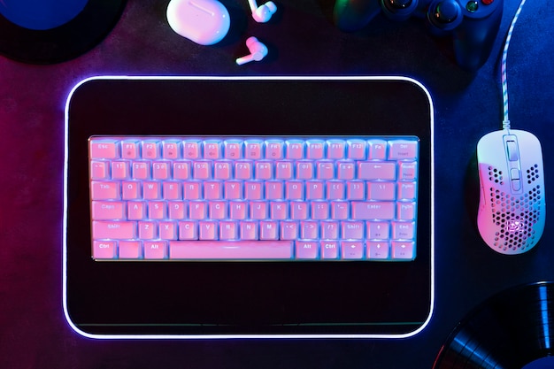 Photo gratuite clavier blanc vue de dessus sur le bureau