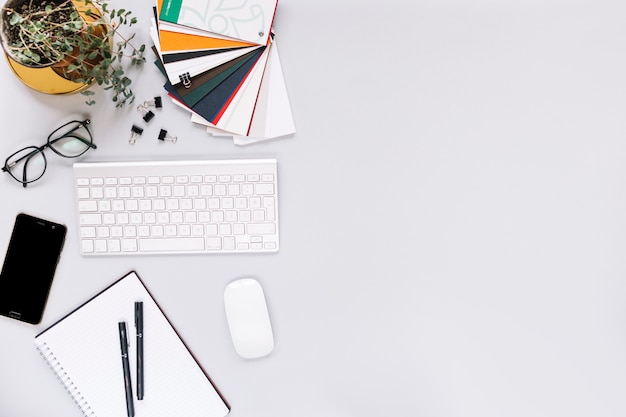 Clavier; mobile; souris et papeterie sur fond blanc