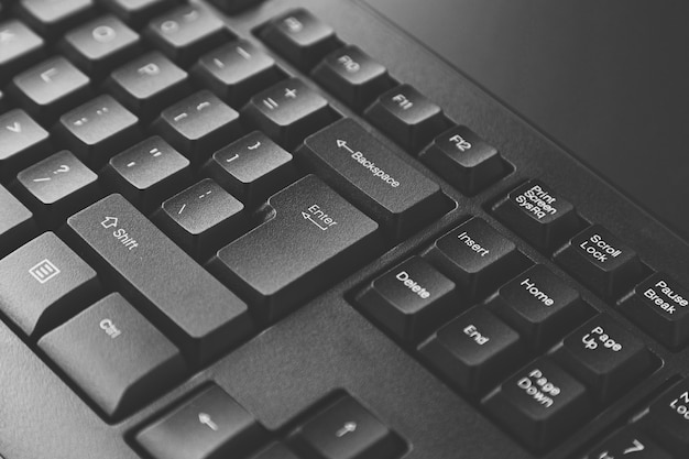 Clavier noir gros plan sur la table