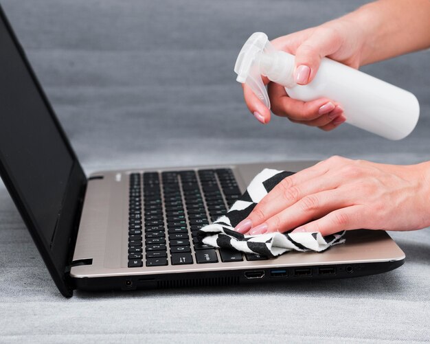 Clavier d'ordinateur portable désinfectant les mains