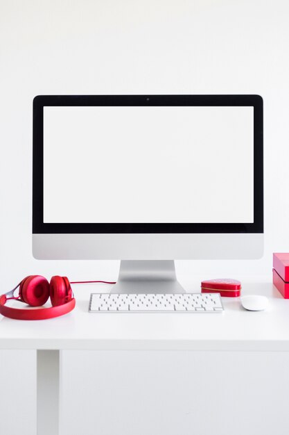 Clavier près du moniteur, souris d&#39;ordinateur et casque rouge sur la table