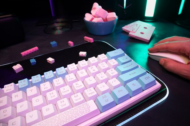 Clavier rose et bleu grand angle sur le bureau