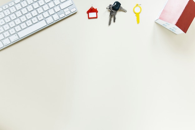 Clavier avec touches et modèle de maison sur fond blanc