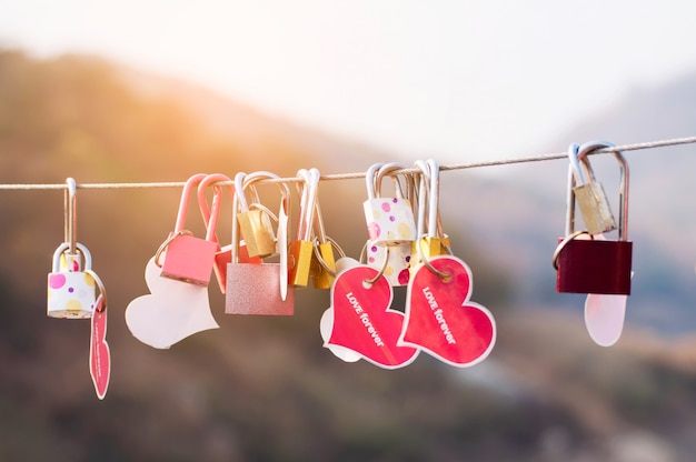 Clé à cadenas avec cœur d'amour sur un pont, symbole de signe de culture d'amour