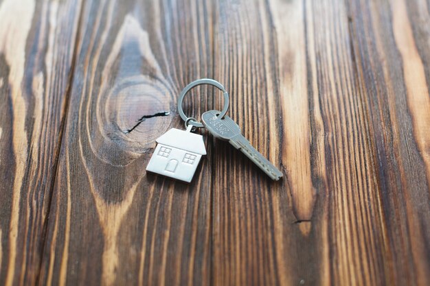 Clé sur la table en bois