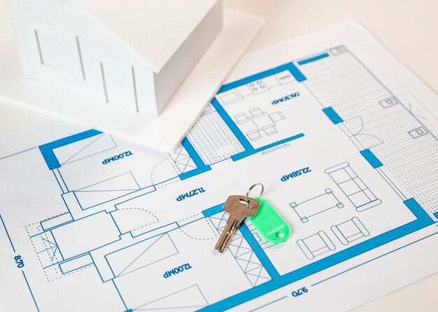 Photo gratuite clés à angle élevé sur la disposition des plans