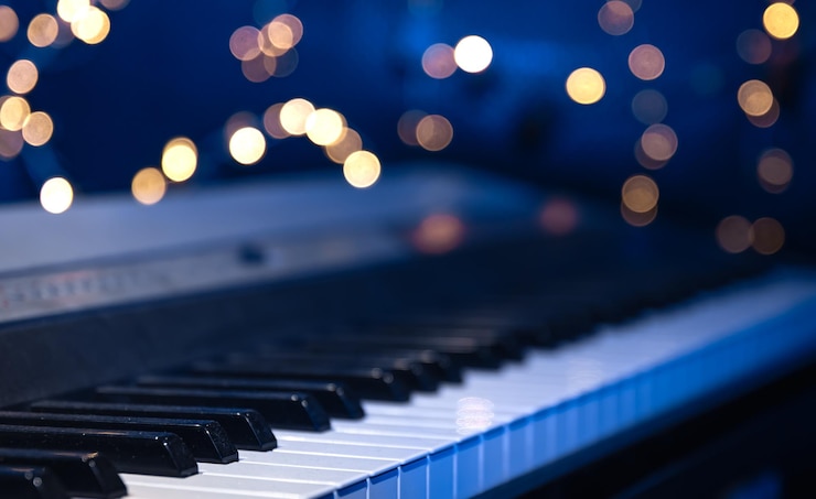 Photo gratuit clés de piano en gros plan sur un fond flou avec bokeh