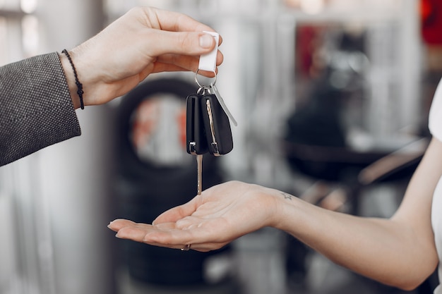 Photo gratuite clés de voiture dans un salon de voiture