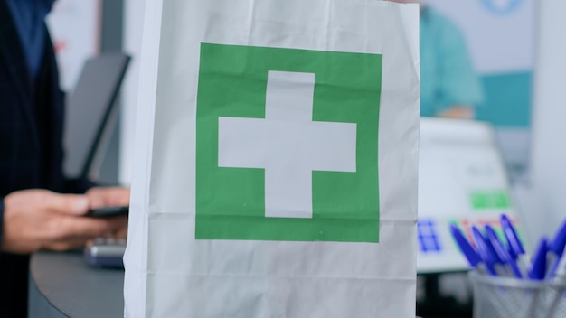 Le client achète des comprimés contre les maux de cœur.