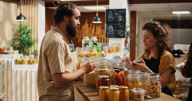 Photo gratuite client aidé par un vendeur dans un supermarché