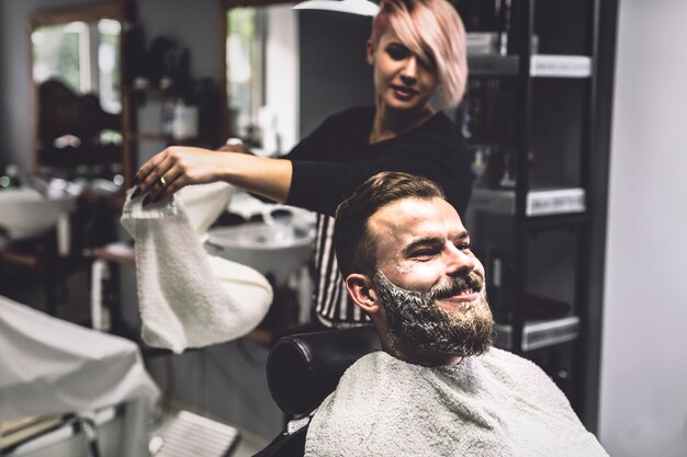 Client et coiffeur dans la boutique