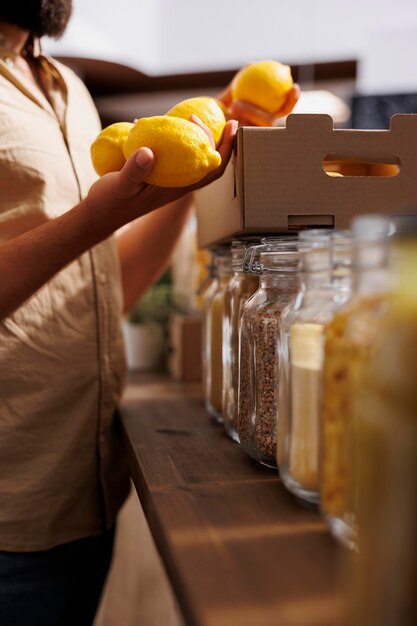 Client cueillant des citrons dans un supermarché bio