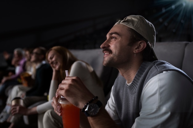 Photo gratuite client dans un studio de cinéma dark vip