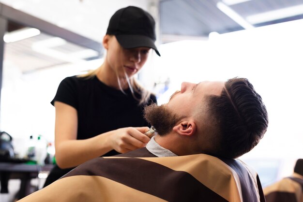 Client à faible angle ayant sa barbe soignée