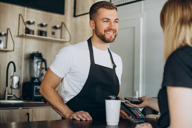 Client payant par carte dans un café