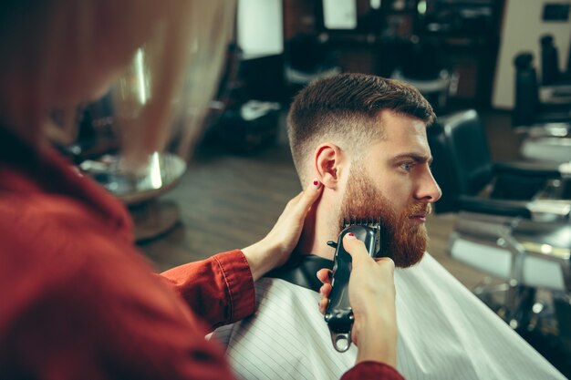 Client pendant le rasage de la barbe en salon de coiffure