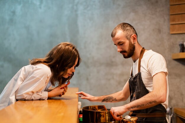 Client regardant au comptoir à la machine à café