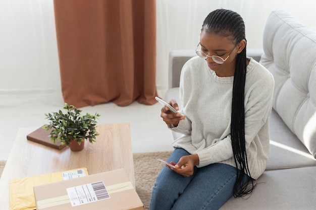 Photo gratuite client satisfait avec sa boîte livrée