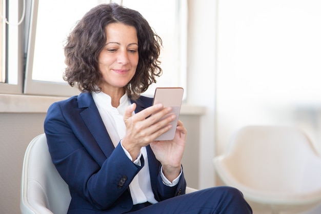 Client Satisfait Utilisant L'application Mobile En Ligne