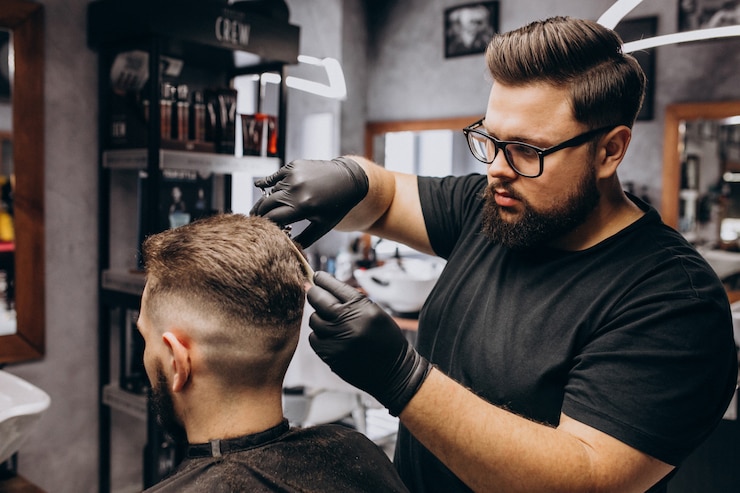 Photo gratuit un client se coupe les cheveux dans un salon de coiffure.