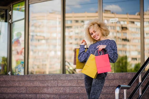 Photo gratuite client souriant avec achats