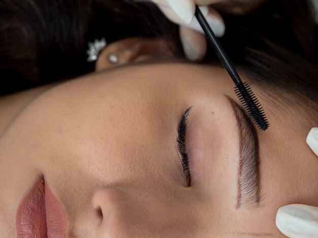 Client subissant un traitement de microblading