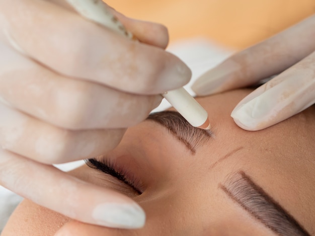 Photo gratuite client subissant un traitement de microblading