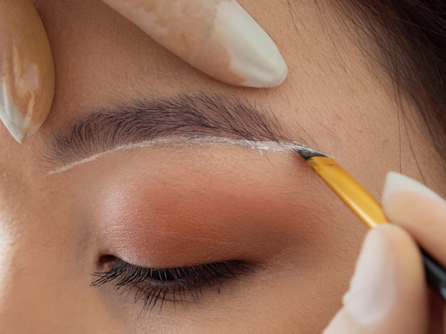 Photo gratuite client subissant un traitement de microblading