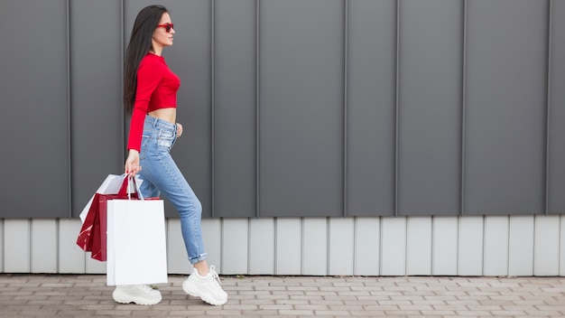 Client de vue latérale dans l'espace de copie de chemise rouge