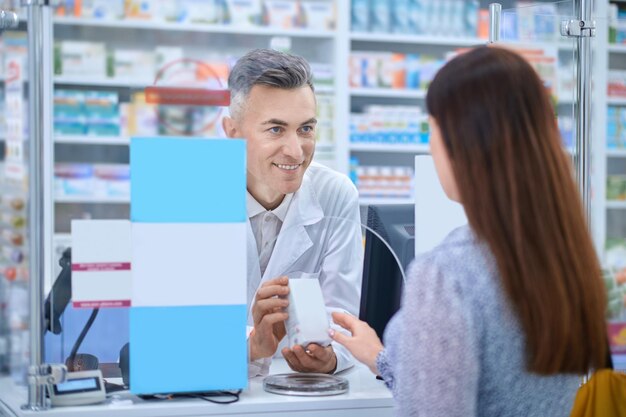 Cliente debout près du comptoir de la pharmacie