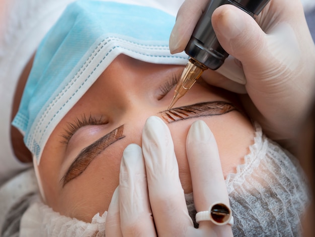 Photo gratuite cliente passant par un traitement de microblading