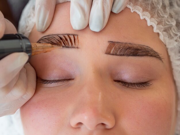 Cliente passant par un traitement de microblading