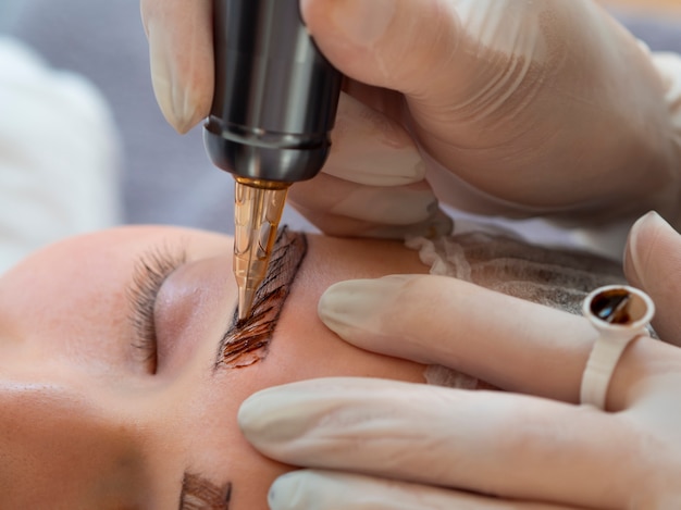 Cliente passant par un traitement de microblading