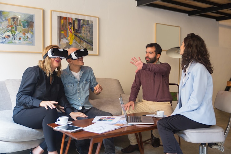 Photo gratuit clients d'âge moyen appréciant l'expérience vr